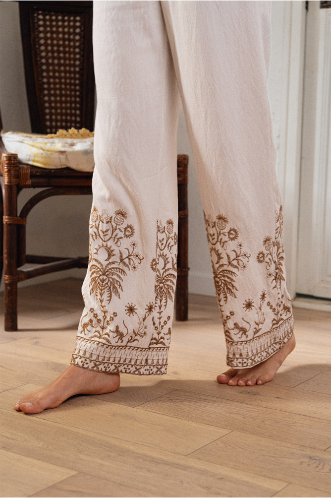 Pantalón de mujer largo, con detalles bordados.