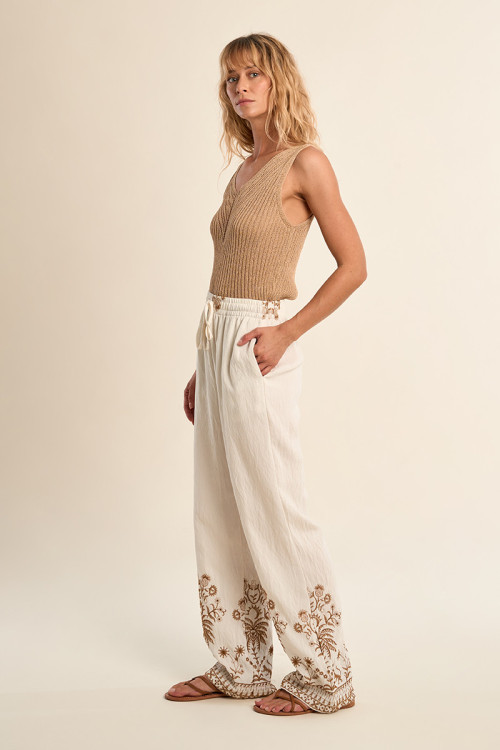Pantalón de mujer largo, con detalles bordados.