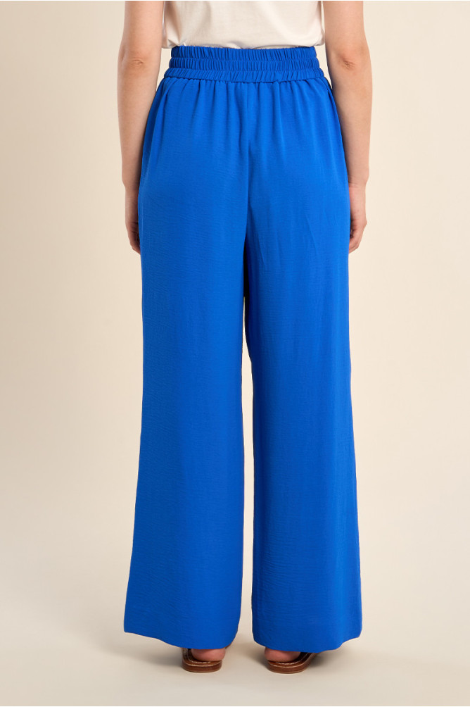 High-waisted, flowing trousers