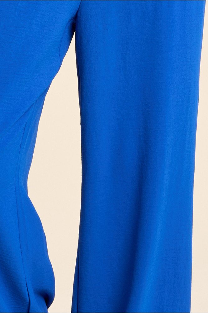 Pantalón de mujer largo, tiro muy alto.
