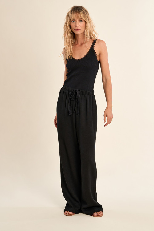 Flowy, high-waisted trousers