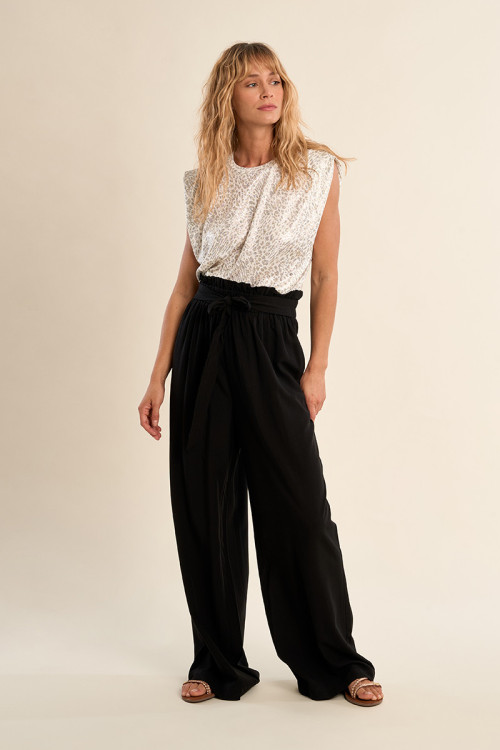 Pantalón de mujer largo, con lazada y pliegues.