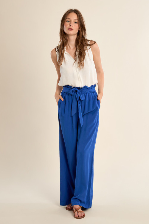 Pantalón de mujer largo, con lazada y pliegues.