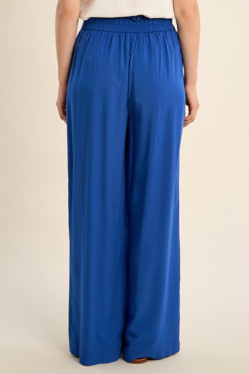 Pantalón de mujer largo, con lazada y pliegues.
