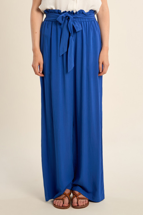 Pantalón de mujer largo, con lazada y pliegues.