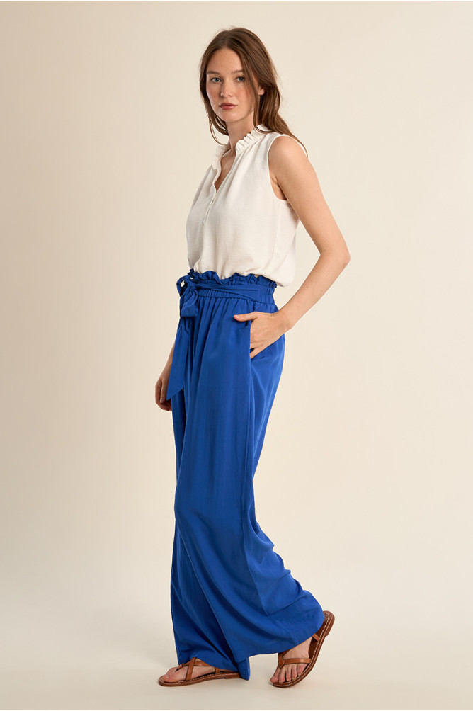 Pantalón de mujer largo, con lazada y pliegues.