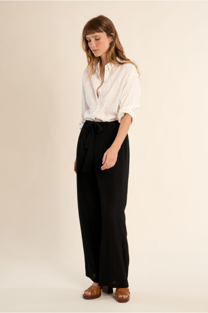 Pantalón de mujer largo, con lazada, detalle pliegues.