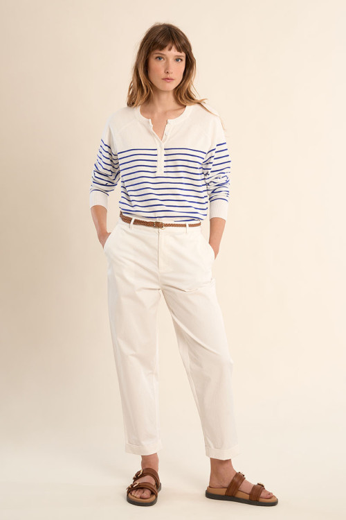 Pantalón de mujer tobillero, corte pitillo.