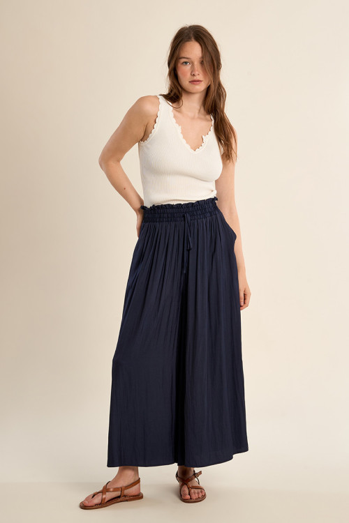 Pantalón de mujer tobillero, perneras anchas.