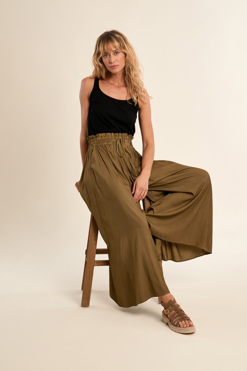 Pantalón de mujer tobillero, perneras anchas.