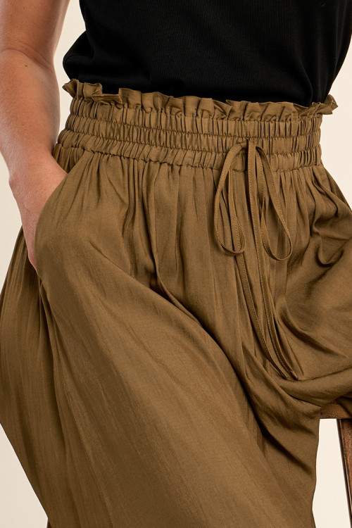 Pantalón de mujer tobillero, perneras anchas.