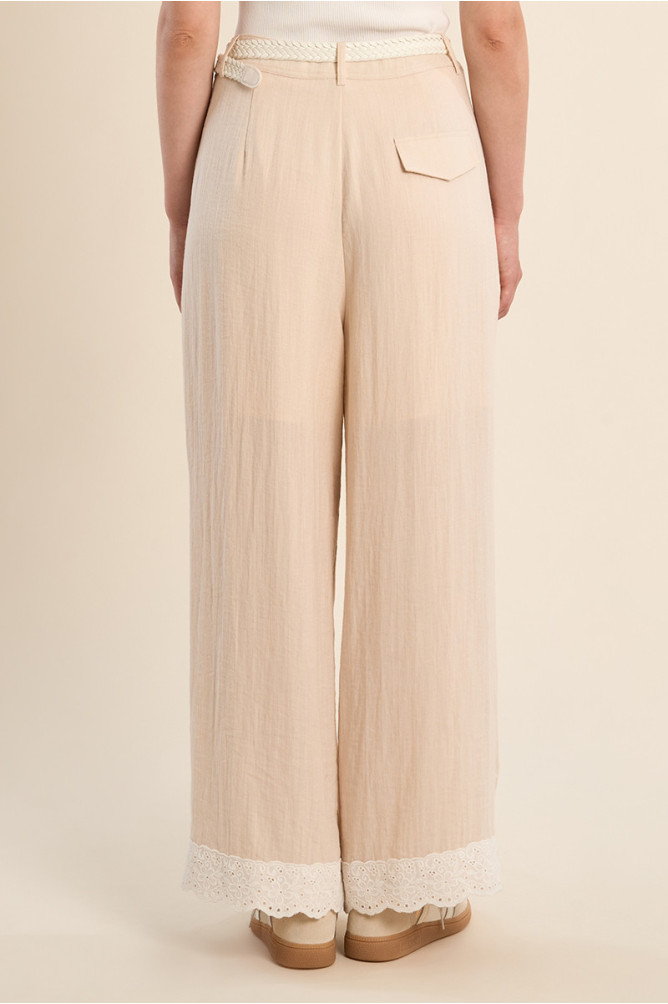 Pantalón de mujer largo, vaporoso, detalle encaje.