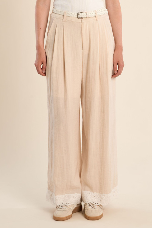 Pantalón de mujer largo, vaporoso, detalle encaje.