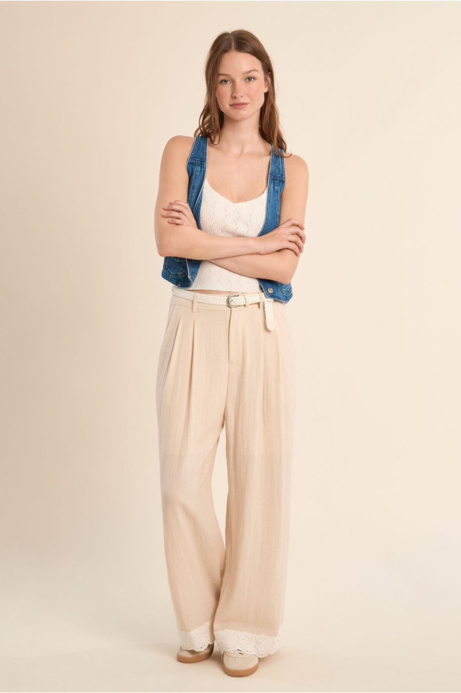 Pantalón de mujer largo, vaporoso, detalle encaje.