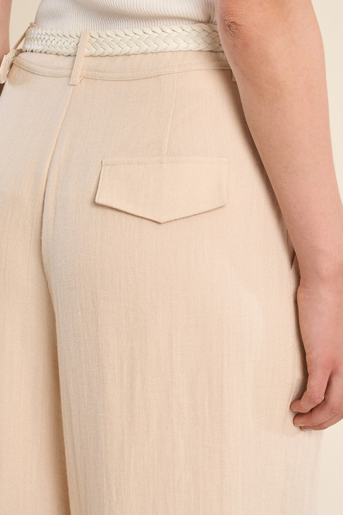 Pantalón de mujer largo, vaporoso, detalle encaje.