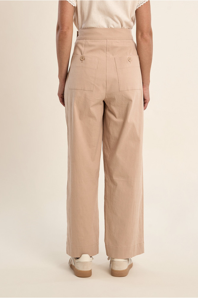 Flowy, high-waisted trousers