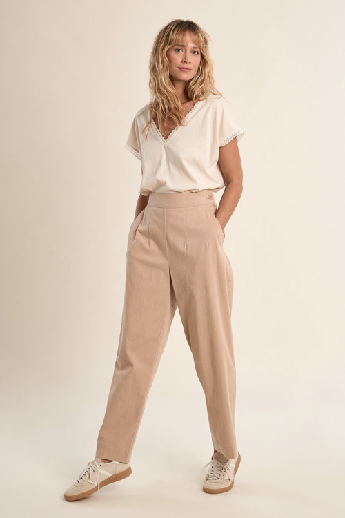 Pantalón de mujer tobillero, detalle pinzas.