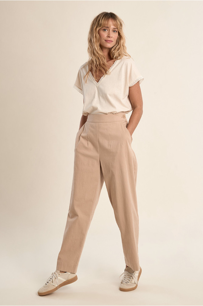 Flowy, high-waisted trousers