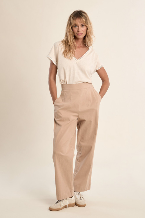 Pantalón de mujer tobillero, detalle pinzas.