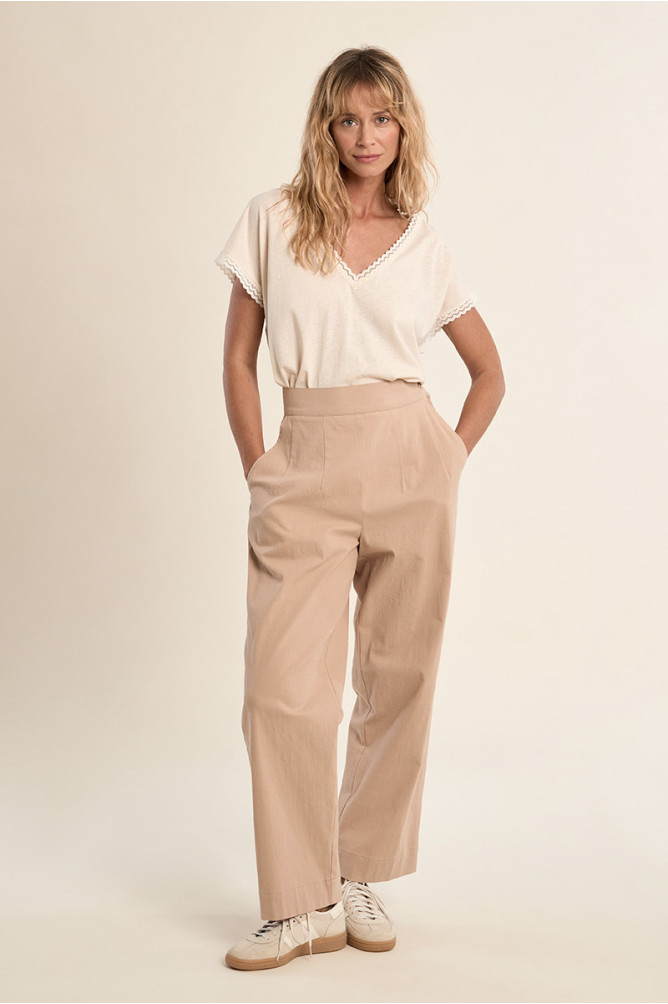 Flowy, high-waisted trousers