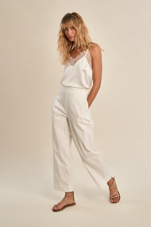 Pantalón de mujer tobillero, detalle pinzas.