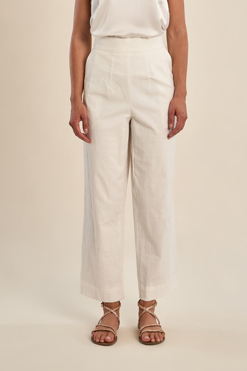 Pantalón de mujer tobillero, detalle pinzas.
