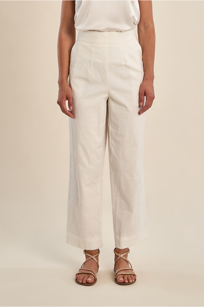 Pantalón de mujer tobillero, detalle pinzas.