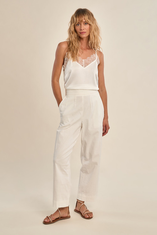 Flowy, high-waisted trousers