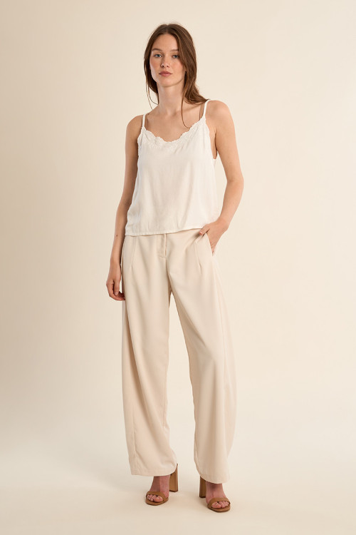 Pantalón de mujer largo, detalle pinzas.