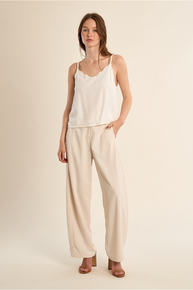 Pantalón de mujer largo, detalle pinzas.