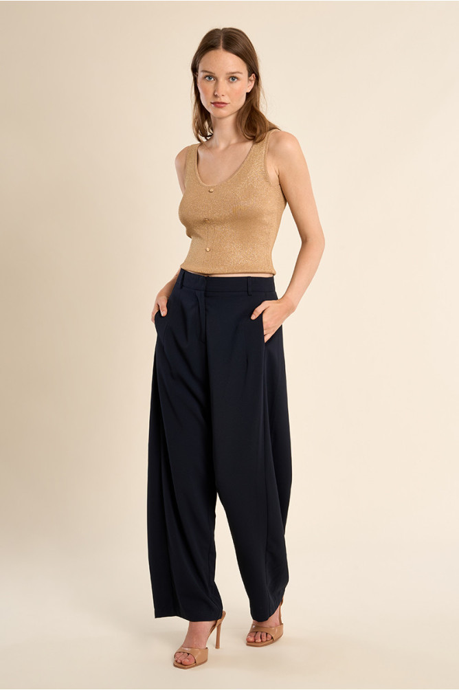 Pantalón de mujer largo, detalle pinzas.