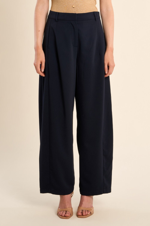 Pantalón de mujer largo, detalle pinzas.