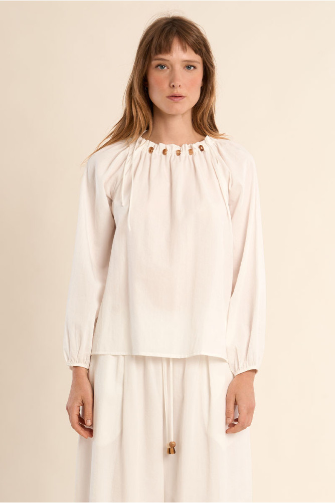 Blusa de mujer de manga larga, detalle abalorios.