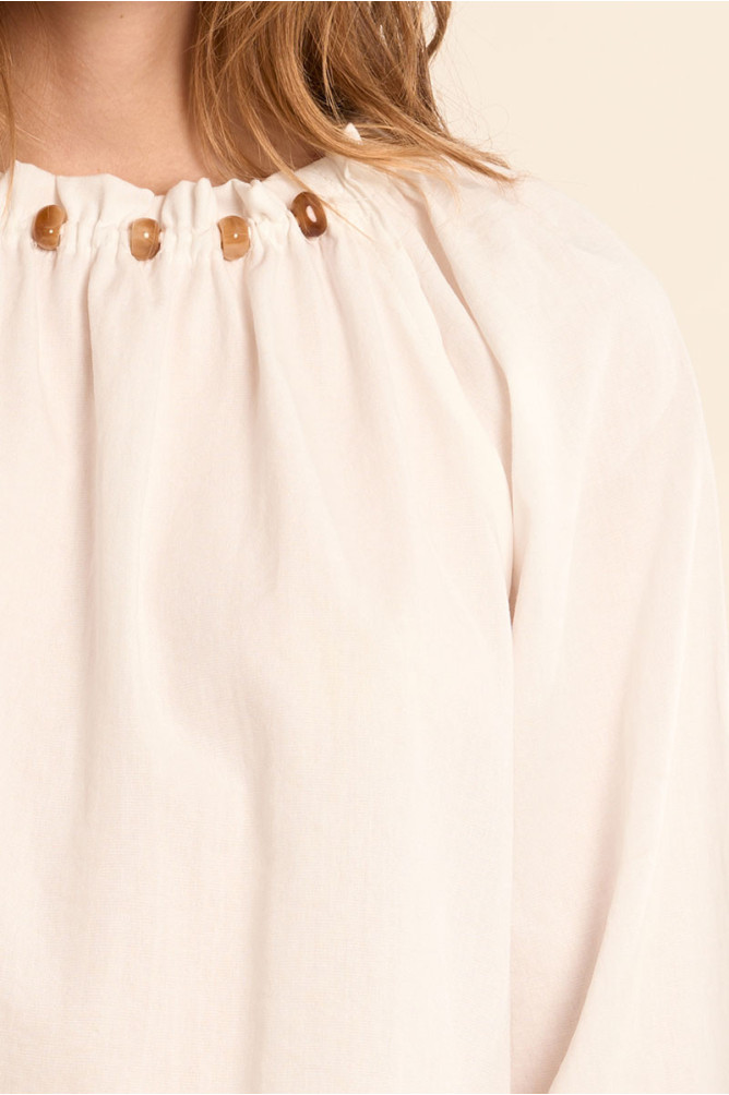 Blusa de mujer de manga larga, detalle abalorios.