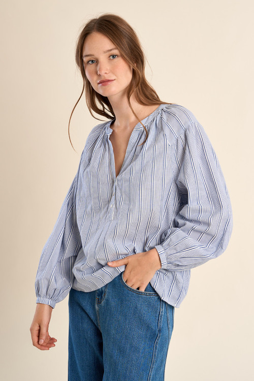 Blusa de mujer de manga larga, con estampado.