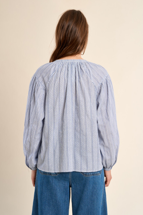 Blusa de mujer de manga larga, con estampado.