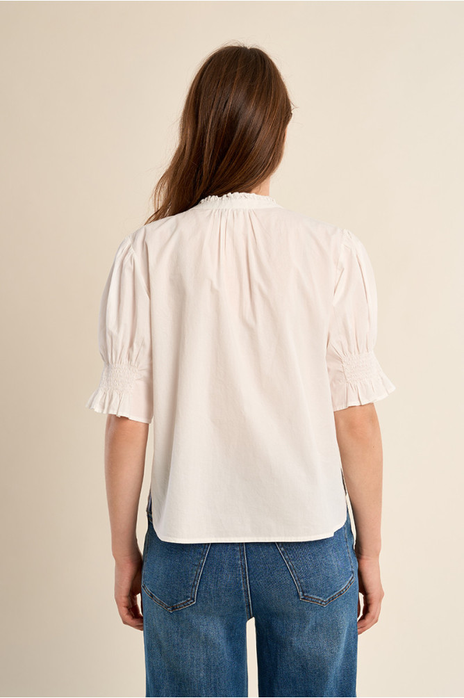 Blusa de mujer de manga corta, detalle bordados.