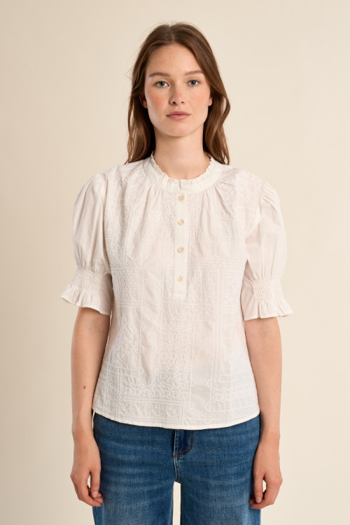 Blusa de mujer de manga corta, detalle bordados.