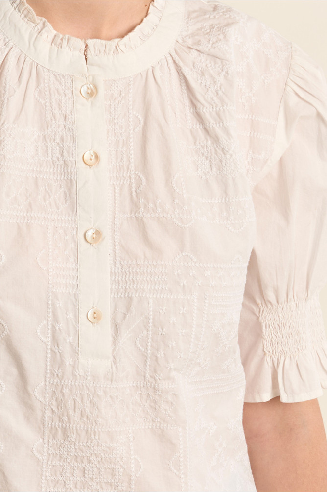 Blusa de mujer de manga corta, detalle bordados.