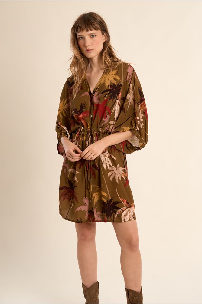 Vestido corto, con estampado y lazada.