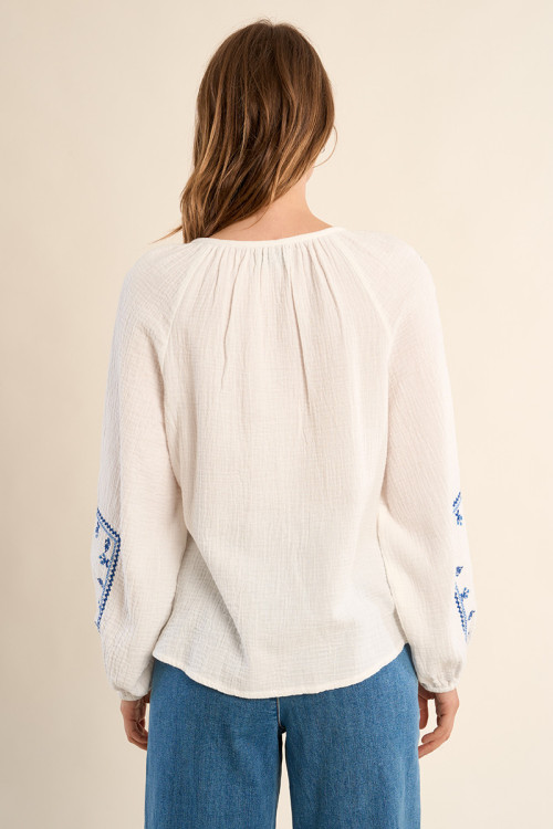 Blusa de mujer de manga larga, con detalles bordados.