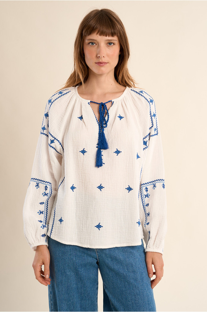 Blusa de mujer de manga larga, con detalles bordados.