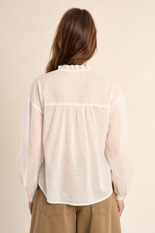 Blusa de mujer de manga larga, con flores bordadas.
