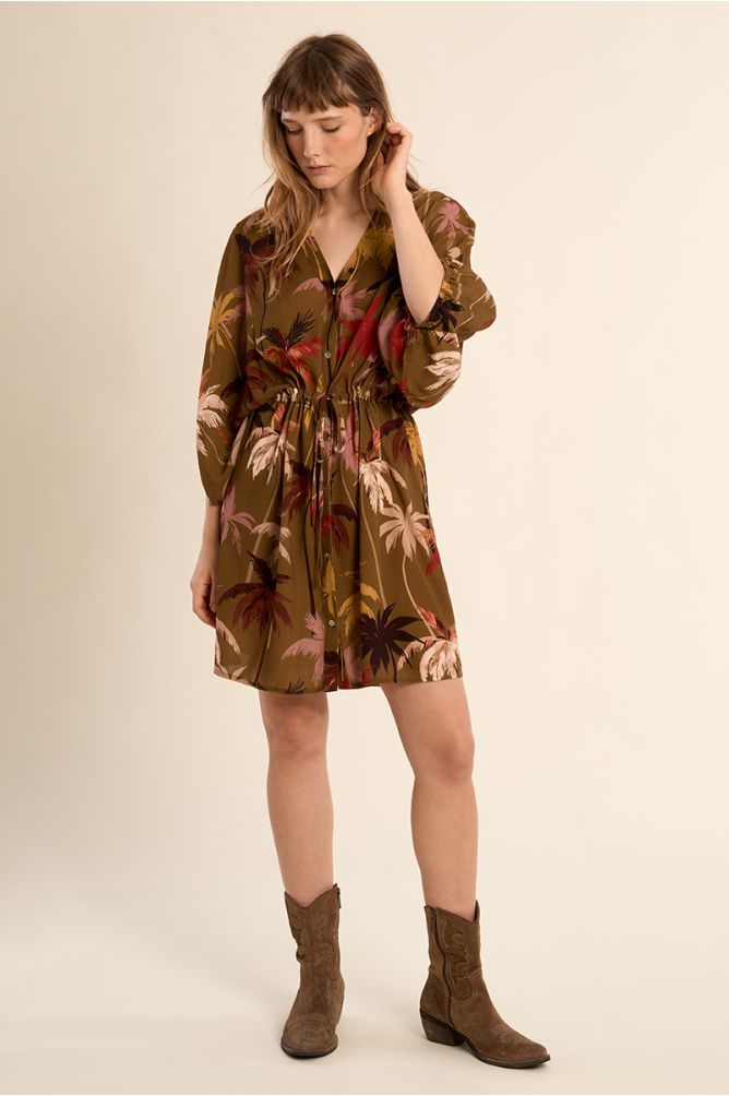 Vestido corto, con estampado y lazada.