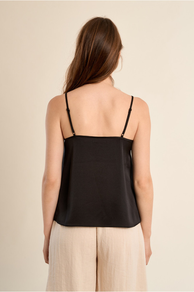 Top de mujer lencero, detalle en el escote.