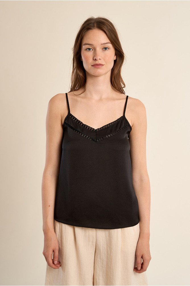Top de mujer lencero, detalle en el escote.