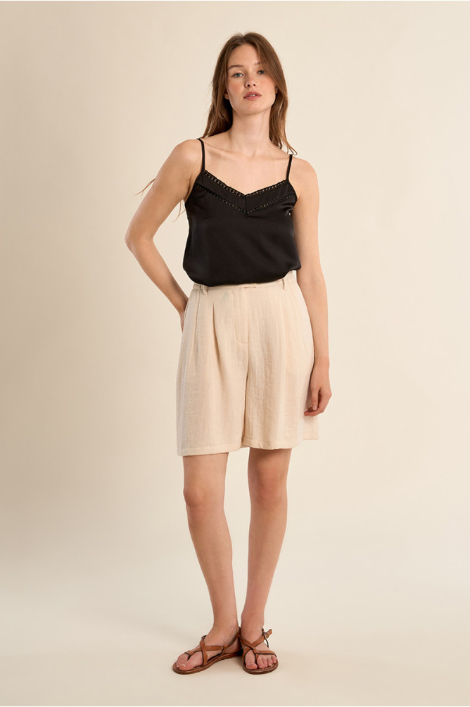 Top de mujer lencero, detalle en el escote.