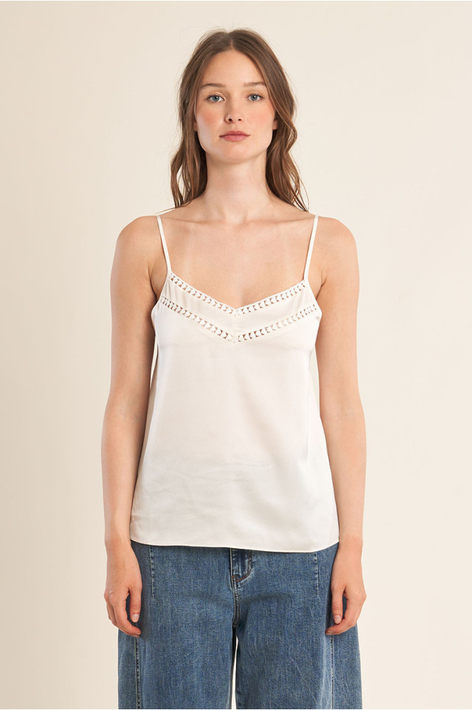 Top de mujer lencero, detalle en el escote.