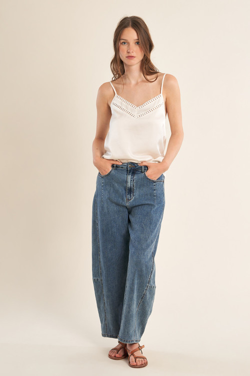 Top de mujer lencero, detalle en el escote.