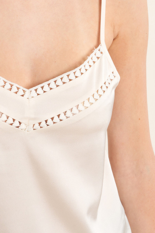 Top de mujer lencero, detalle en el escote.